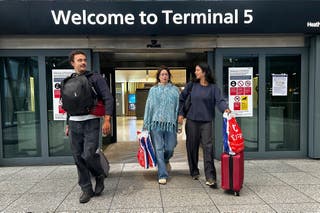 Os viajantes chegam ao Terminal 5, enquanto o aeroporto de Heathrow retoma lentamente os vôos depois que um incêndio cortou a energia para o aeroporto mais movimentado da Europa em Londres